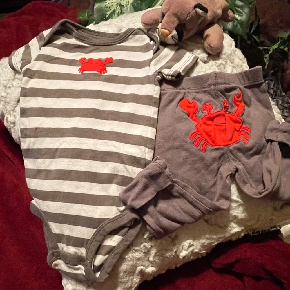 🦀 Carters 2 piece Set CUTE AS A BUTTON Crabby jogger Bottom and Onesie one Pc 9M